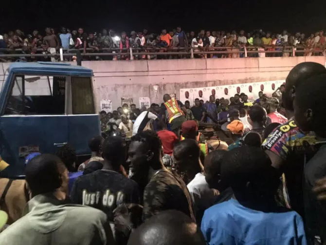 trailer falls from ojuelegba bridge 2 768x576