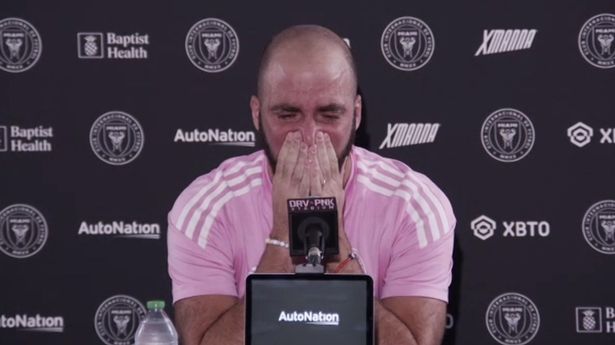 0_Gonzalo-Higuain-getting-emotional-as-he-reads-a-prepared-letter-to-announce-his-retirement