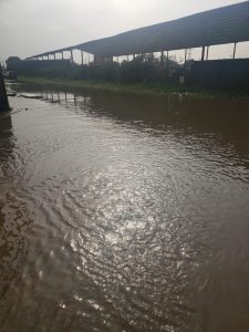 flood submerges lagos community residents resort to canoe 7 225x300