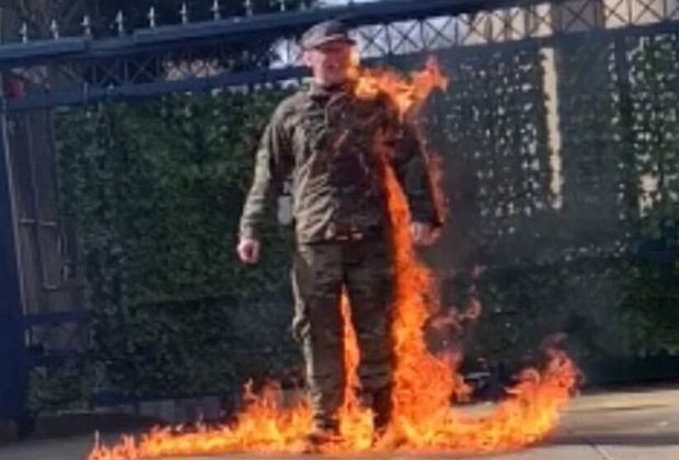 us airman sets self ablaze
