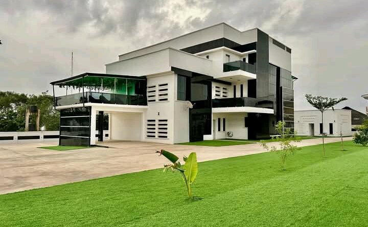 Singer Yinka Ayefele flaunts new mansion